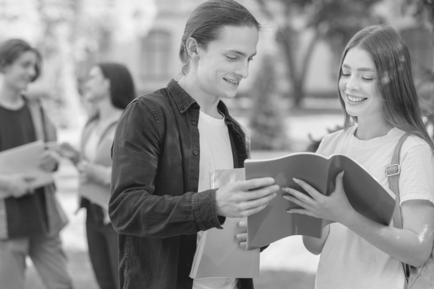 Étudiant travaillant sur la configuration d'équipements réseau