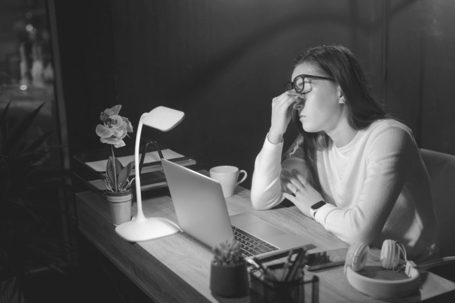 Professionnel travaillant sur la configuration réseau